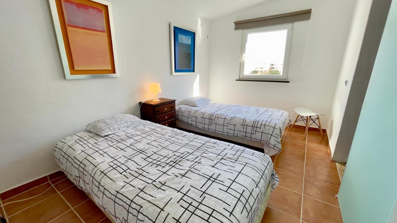 Apartamento T2 Com Terraco Grande Leilighet Quarteira Eksteriør bilde
