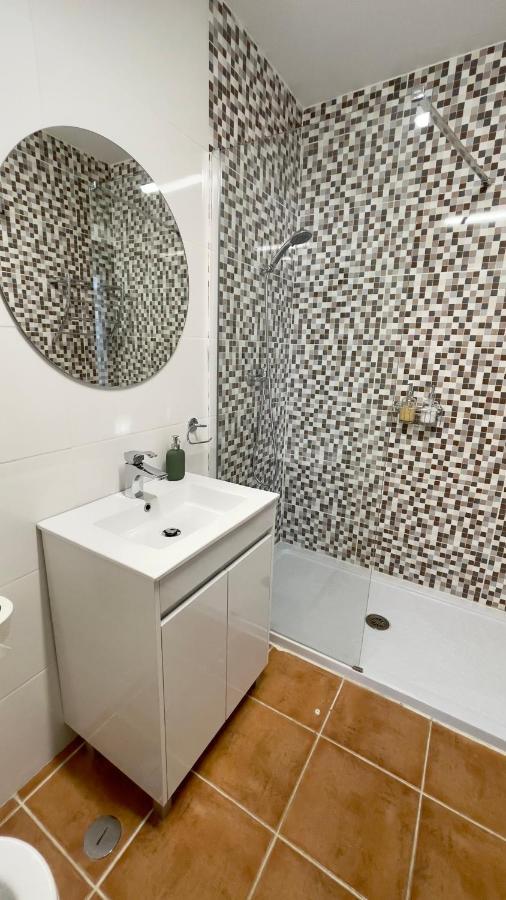 Apartamento T2 Com Terraco Grande Leilighet Quarteira Eksteriør bilde